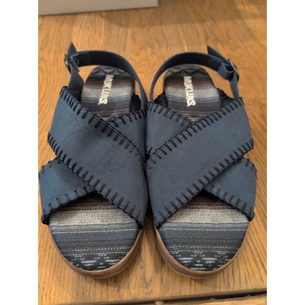 MUK LUKS Womens City High Rise Cross Strap Sandal, Blue Blanket Stitch 9.5 M GUC